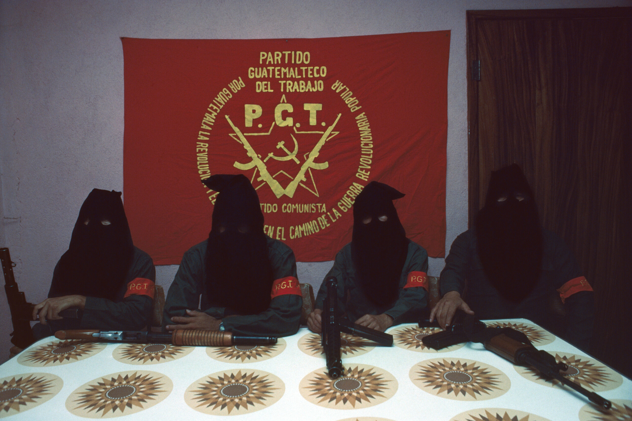 Líderes del Partido Guatemalteco del Trabajo (PGT) posan junto a sus armas durante una conferencia de prensa con medios internacionales, a las afueras de la ciudad de Guatemala. Guatemala, julio de 1981. Fotografía de Robert Nickelsberg/GettyImages.