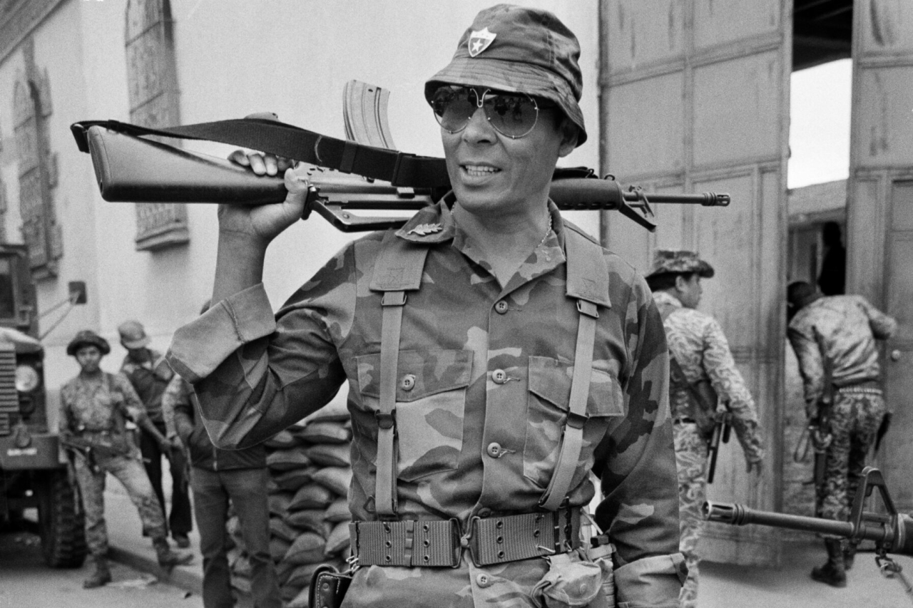 El jefe del Estado Mayor del Ejército de Guatemala, general Benedicto Lucas García, frente a la guarnición militar regional en Santa Cruz del Quiché. Guatemala, enero de 1982. Fotografía de Robert Nickelsberg/GettyImages.