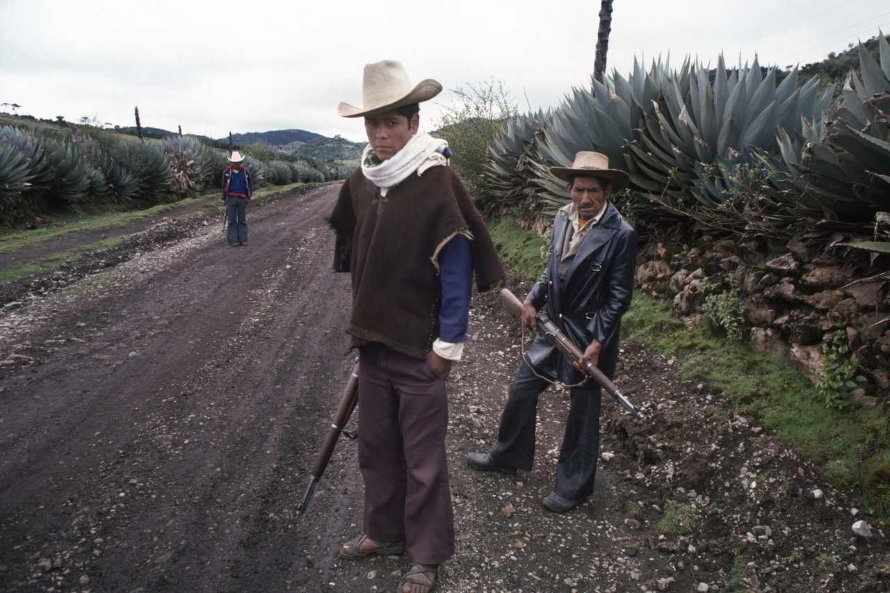 Patrulleros de Autodefensa Civil en una carretera rural de montaña en Huehuetenango. Guatemala, septiembre de 1982. Fotografía de Robert Nickelsberg/GettyImages.