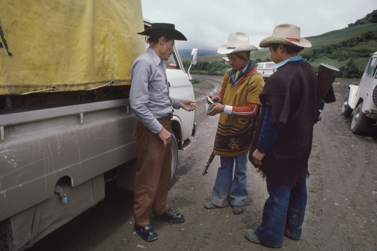 Patrulleros de Autodefensa Civil revisan los documentos de identificación de un transportista en una carretera rural de montaña en Huehuetenango. Guatemala, septiembre de 1982. Fotografía de Robert Nickelsberg/GettyImages.