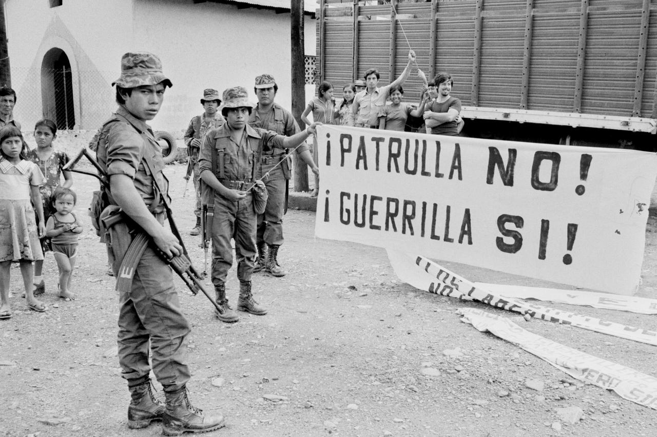 Residentes de la localidad observan las pancartas confiscadas a militantes del Ejército Guerrillero de los Pobres (EGP), en Huehuetenango, por soldados del Ejército de Guatemala. Guatemala, octubre de 1982. Fotografía de Robert Nickelsberg/GettyImages.