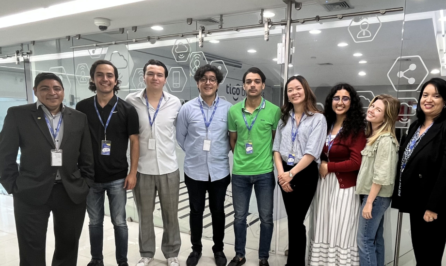 Estudiantes de CPA en finanzas realizando visitas en empresas.