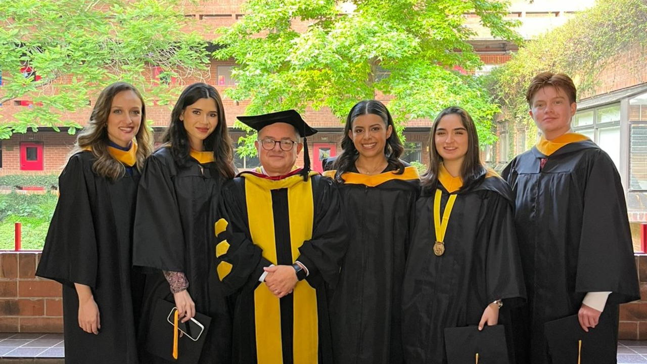 Graduandos y Decano Medicina UFM