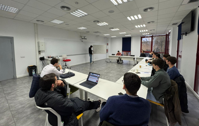 El club de bolsa de UFM Madrid cerró el semestre con una sesión magistral sobre cómo construir una tesis de inversión