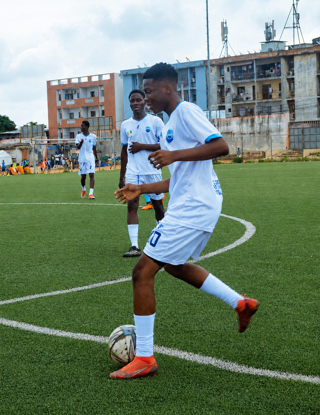 Jeunes footballeurs ivoiriens s'entraînant à la Académie Performance FC d'Abidjan