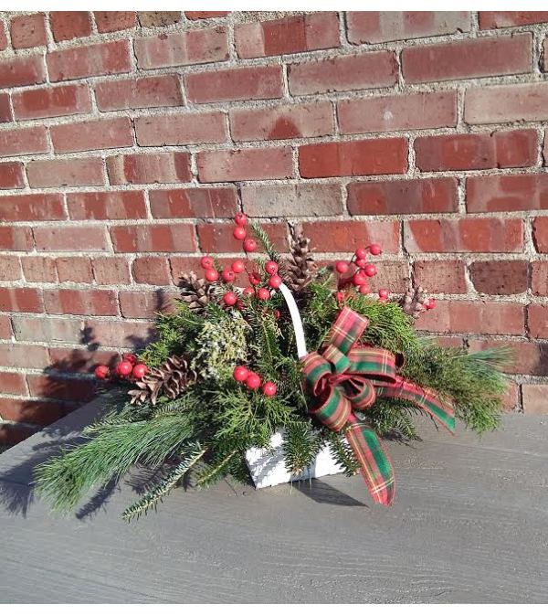 CHRISTMAS BASKET CENTERPIECE (FRESH)
