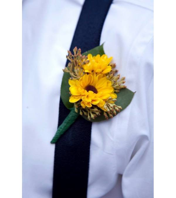 WRIST CORSAGE DAISY