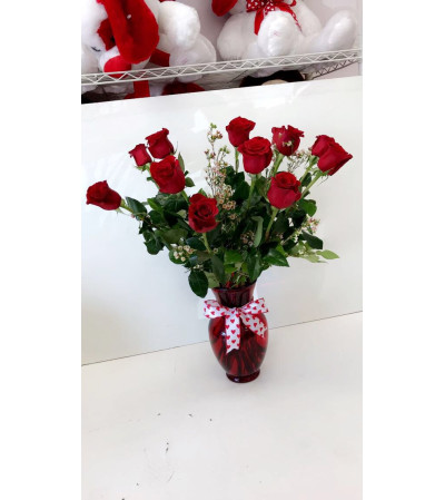 Red vase dozen roses Red vase dozen roses