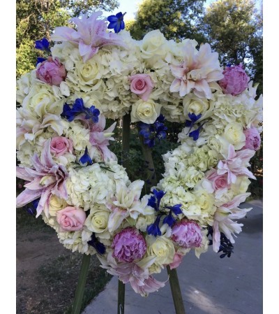 A Sympathy Wreath in Hydrangeas/Roses A Sympathy Wreath in Hydrangeas/Roses