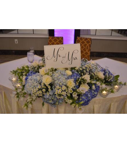 FLOWRS FOR BRIDE AND GROOM'S TABLE