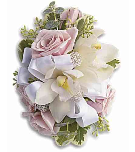 Dreamy pink wrislet - Deluxe. An arrangement by Fine's Flowers.