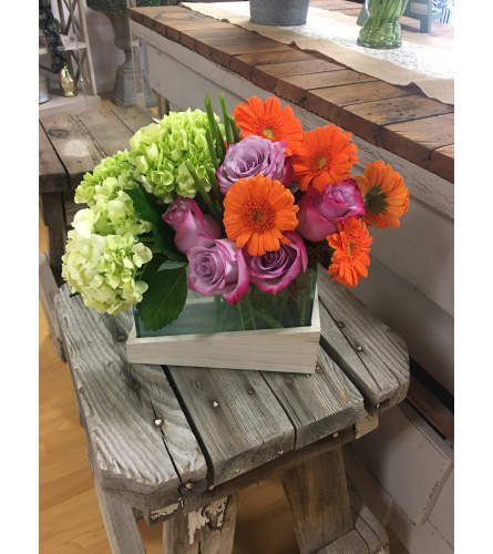 Manhattan in July. An arrangement by Amazing Flowers.