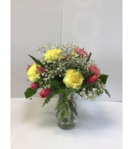 tulip splender. An arrangement by Floral Factory.