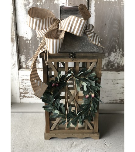 Tobacco Wood Lantern with Wreath