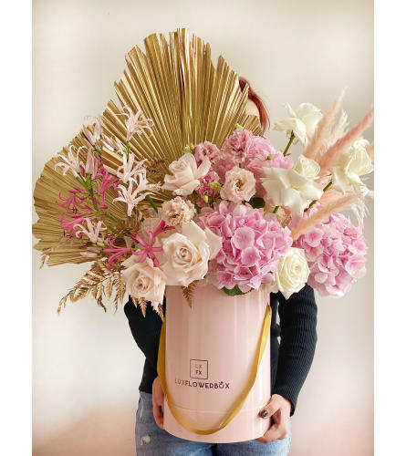 Luxury preserved and real Mix. An arrangement by Lux Flower Box.