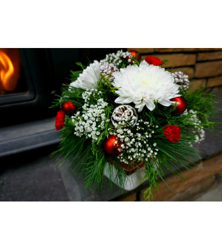 FESTIVE CHIMNEY CENTERPIECE