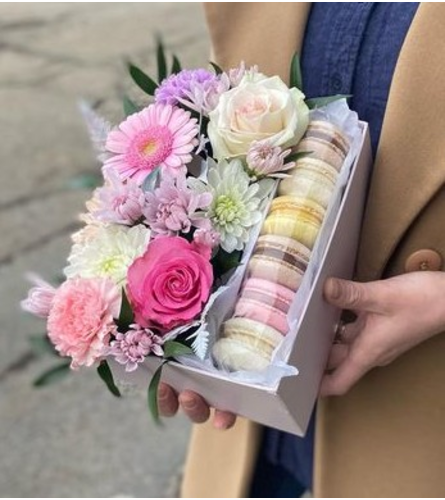 FLOWER BOX WITH MACARONS