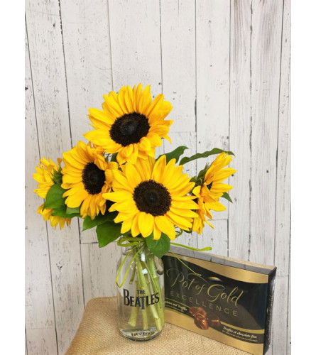 Here Comes the Sun Bouquet. An arrangement by Incredible Florist.