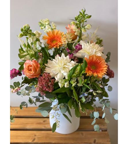 Pop of Peach Designer's Choice. An arrangement by Linda's Floral Designs.