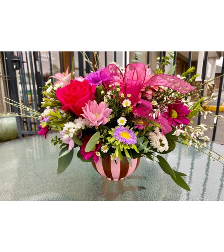 Mother's Love - Deluxe. An arrangement by Morgan Florist.