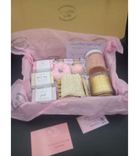 Organic Gift Box. An arrangement by The Paradise Of Flowers.