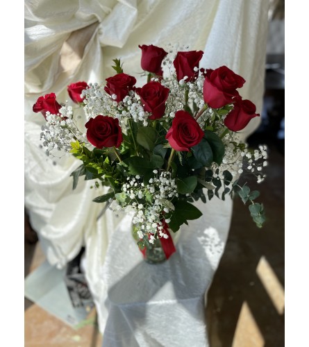 1 DZ MOMS RED ROSES 2022. An arrangement by M's Flowers.