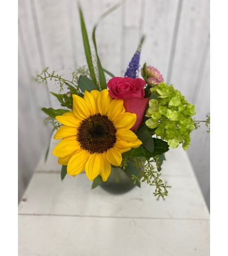 SUN-Set 2022. An arrangement by Incredible Florist Seton.