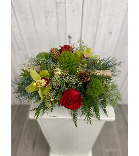 Grandeur Centrepiece (C). An arrangement by Incredible Florist.