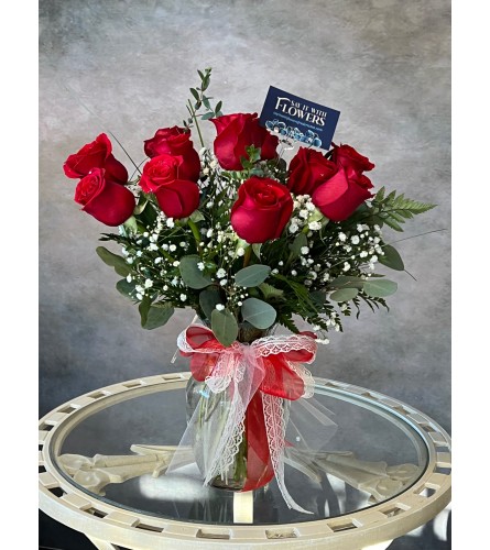 Classic look with 12 red roses