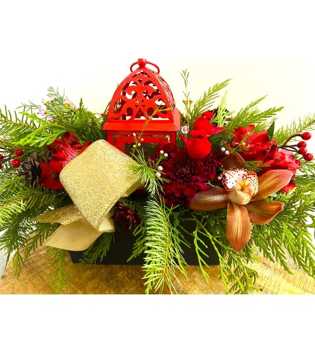 Cardinal Winter Centrepiece. An arrangement by Blossoms On The Trail.