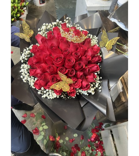 Ramo de Buchon - Deluxe. An arrangement by Betty's Flower Shop.