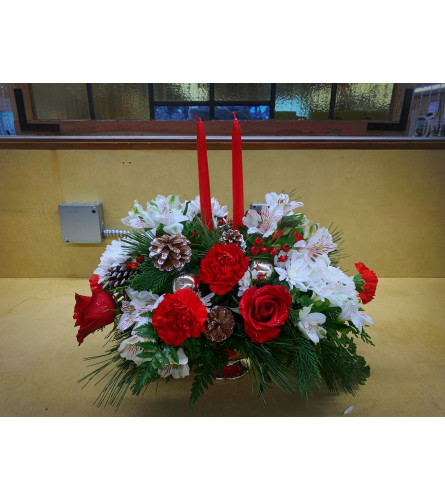 Christmas Centerpiece - Deluxe. An arrangement by Sun Valley Florist.