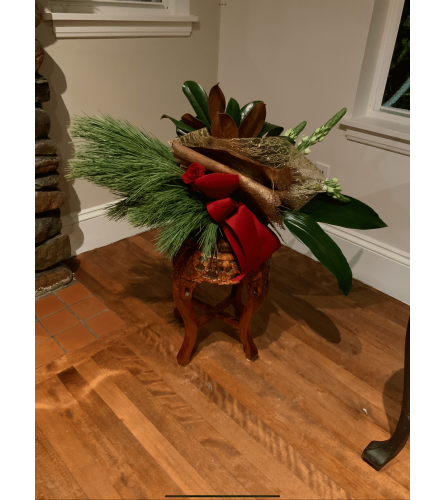 All About Gold Centerpiec. An arrangement by Silver Rose Emotions.