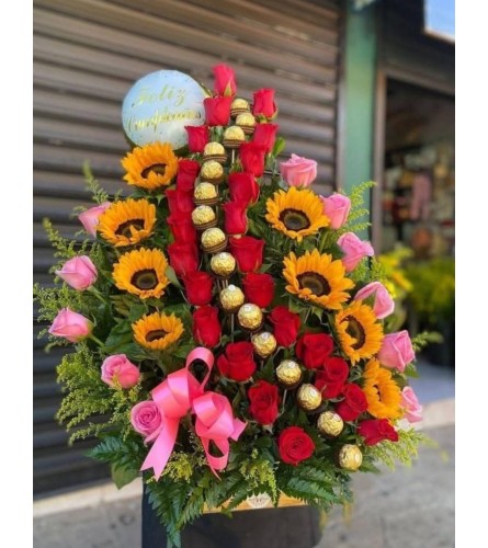 Golden Sun Romance - Deluxe. An arrangement by Vemongi Flowers.
