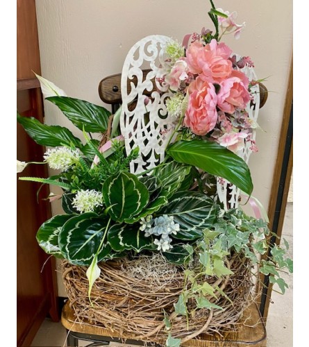 Garden Angel. An arrangement by Sunny Day Blossoms Design Studio.