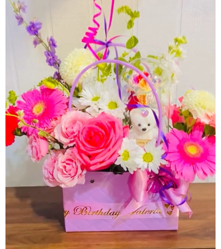 Daisy Dreams Handbag. An arrangement by Geni's Florist and Gifts.