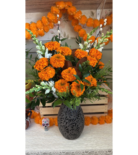 Cempasuchil. An arrangement by Floreria Aurora.