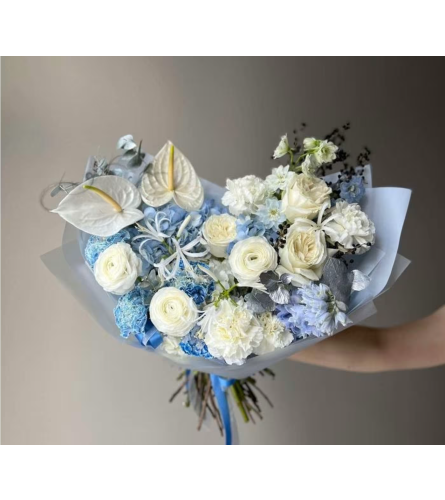 #44 Raya bouquet - Deluxe. An arrangement by Blossy Flowers.