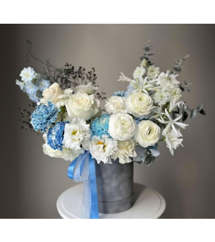 #43 Raya box - Deluxe. An arrangement by Blossy Flowers.