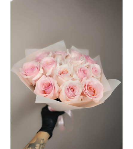 #6 Roses - Deluxe. An arrangement by Blossy Flowers.