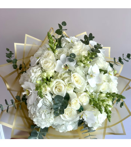 #7 Pure bouquet - Deluxe. An arrangement by Blossy Flowers.