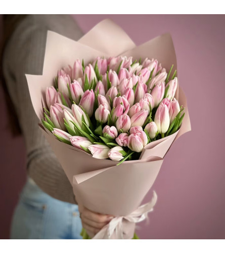 #10 Premium Tulips - Deluxe. An arrangement by Blossy Flowers.