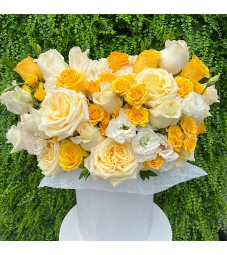 #12 Feliz - Deluxe. An arrangement by Blossy Flowers.