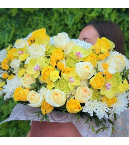 #16 Elegance - Deluxe. An arrangement by Blossy Flowers.