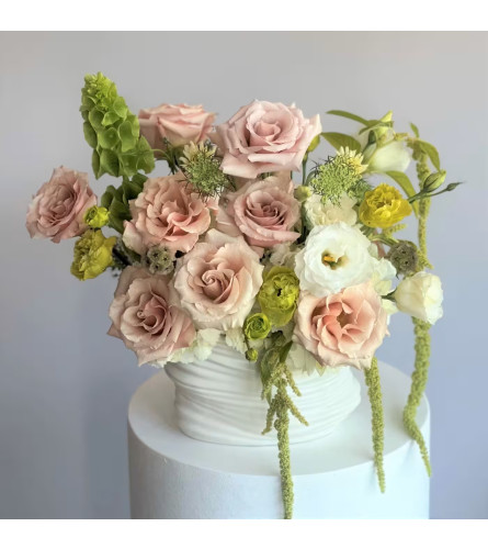 #23 Vibe - Deluxe. An arrangement by Blossy Flowers.