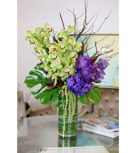 Orquid Elegance - Deluxe. An arrangement by Aventura Blooming Petals.