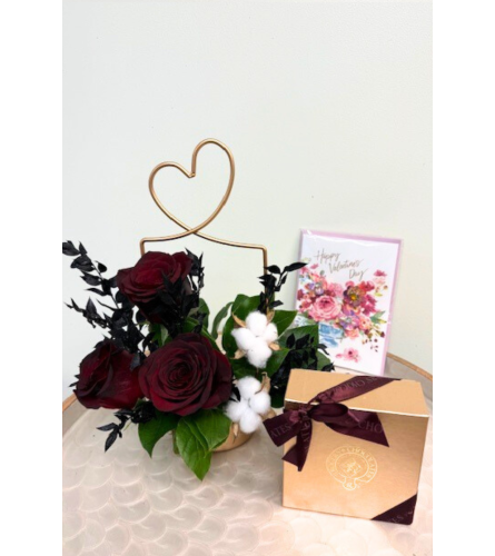 Pillow Talk Deluxe Giftset. An arrangement by Blossoms On The Trail.