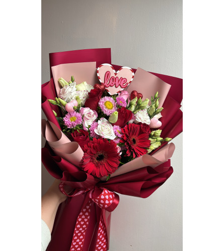 Rosy Embrace Delight. An arrangement by Floreria Aurora.
