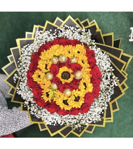 Golden Glow Romance - Standard. An arrangement by Vemongi Flowers.