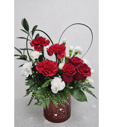 Scarlet and Snow Romance - Deluxe. An arrangement by Balloon Bouquets Plus.